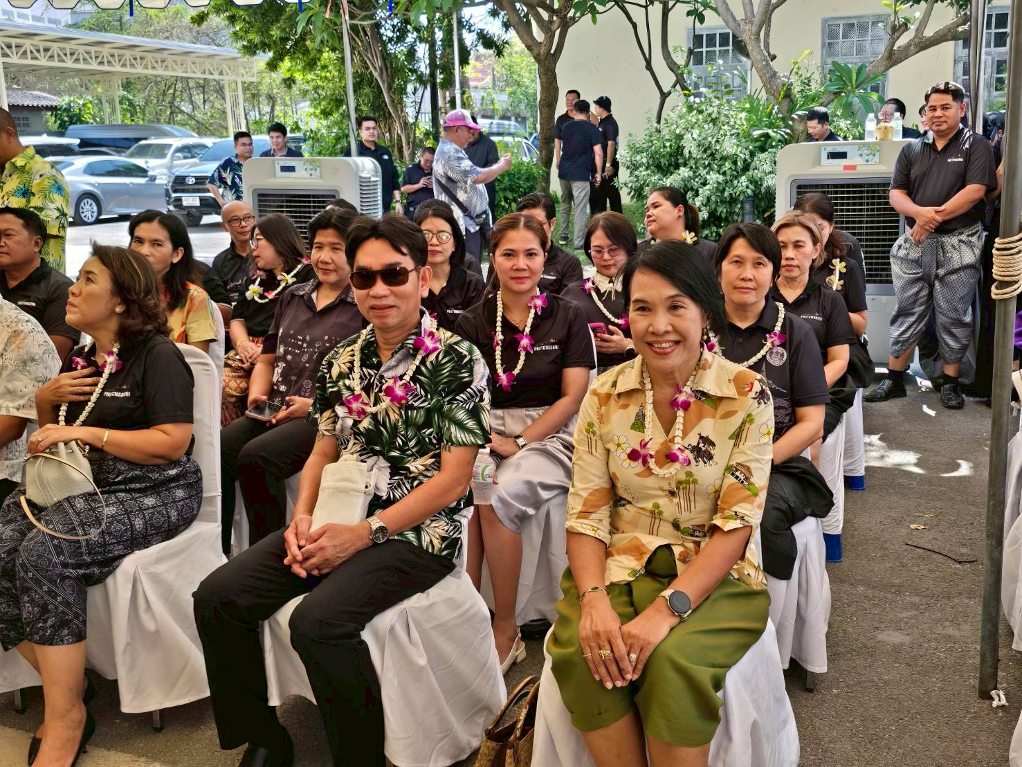 title - ปฏิรูปที่ดินจังหวัดเพชรบุรี พร้อมด้วยเจ้าหน้าที่ ส.ป.ก.เพชรบุรี ร่วมพิธีรดน้ำขอพรผู้บริหารจังหวัด เพื่อเสริมความเป็นสิริมงคลเนื่องในโอกาสต้อนรับปีใหม่ไทย 2569 และเพื่ออนุรักษ์และสืบสานประเพณีสงกรานต์อันดีงามของไทย